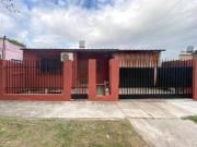 Casa en Beltrán dos dormitorios cochera pasante y patio...