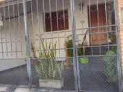 Casa en buen estado, con cochera para un vehículo, baño,...