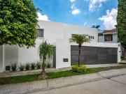 CASA EN BUGAMBILLIAS 450METROS DE TERRENO 3 GRANDES...