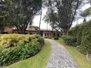 Casa en calle cerrada con piscina en la parte alta de...