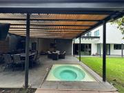 Casa en calle cerrada con vigilancia