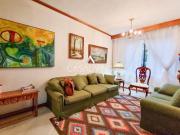 Casa en calle tranquila, con amplios espacios