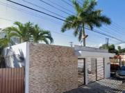 CASA EN CANCUN CERCA DE LA PLAYA, MUY AMPLIA, ACABADOS...