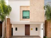 Casa en cerrada con amenidades