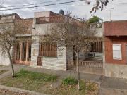 Casa en cinco esquinas con cochera