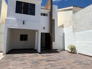 Casa en Circuito Azor Los Viñedos. Disponible venta o renta