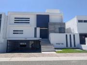 Casa en Colinas de Juriquilla, Jardín y Doble Altura