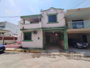 Casa en colonia privada con caseta y frente a parque