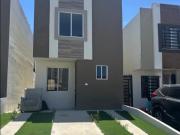 Casa en comunidad cerrada con jardín y área de juegos en...