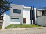 CASA EN CON ALBERCA Y AMPLIO JARDIN EN OAXTEPEC, MORELOS ️