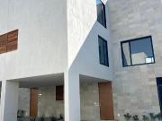 Casa en condominio atr?s de Antea