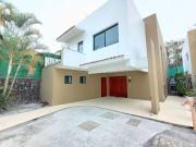 Casa con alberca privada, caseta de vigilancia en Col....