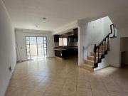 Casa en condominio con área común y vigilancia 24/7 –...