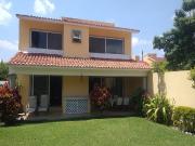 Casa en condominio con casa club, recamara en planta...