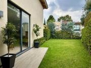 Casa en condominio con gran jardín privado y 4 recámaras...