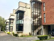 Casa en condominio con jardín y roof garden en zona...