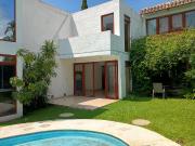 Casa en condominio con portón automático, jardín y...