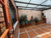 CASA EN CONDOMINIO DE 4 REC. C/U CON BAÑO Y DOS EN...