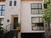 Casa en condominio dentro de una privada con iluminación