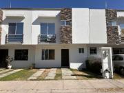 CASA EN CONDOMINIO EN RENTA $9,700.00 INCLUYE MATENIMIENTO