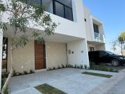 CASA EN COTO DE 4 HABITACIONES, ZONA LAS FUENTES, LAS...
