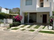 Casa en coto Las Moras con excedente de terreno