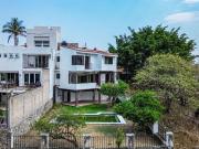 ¡CASA EN DESNIVEL CON ALBERCA Y JARDÍN PROPIO EN FRACC....