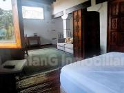 Casa en dos Niveles con un Gran Jardin y Estudio,...