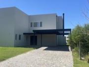 Casa en Eel Canton a la laguna en Barrio Islas