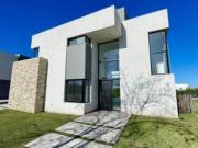 Casa en El Canton Golf A Estrenar En Venta A espejo de...
