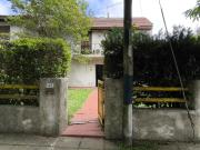 Casa en en venta 4 dormitorios, quincho, garaje. Barrio...