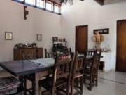 Casa en en venta 4 dormitorios, quincho, garaje. Barrio...