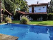 Casa en espectacular estado, con un parque con pileta de...