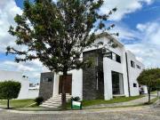 Casa en Esquina con 4 recámaras frente área verde