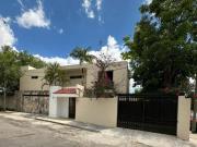 Casa en esquina, con amplios espacios, en Chuburná