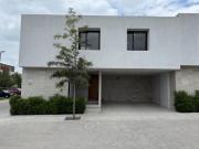 ¡Casa en esquina con dos cocheras techadas y gran jardín...