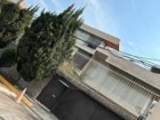 Casa en Esquina con Gran Potencial en Cerrada con...