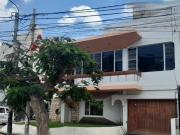 Casa en esquina con gran potencial en Urb. Santa...