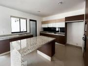 Casa en Esquina con Jardín Excedente y Terraza Techada –...