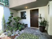 Casa en esquina con jardín y paneles solares