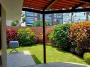 Casa en esquina con jardines y terraza en Surco límite...