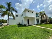 Casa en Esquina con Paneles Solares en Algarrobos...