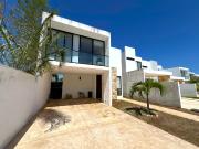 Casa en esquina con piscina dentro de privada en la zona...