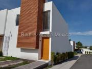 Casa en esquina con sala de TV y 2 recámaras VENTA,...