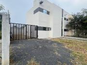 Casa en esquina con terreno excedente en Vistas del Río