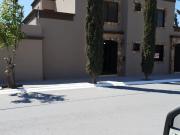 Casa en esquina en fraccionamiento residencial. 4 recámaras