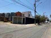 Casa en esquina en privada con vigilancia en Los Murales...