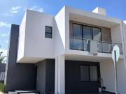 CASA EN ESQUINA EN PUNTA DEL ESTE FRENTE A AREA VERDE CASA EN ESQUINA EN PUNTA DEL ESTE FRENTE A AREA VERDE