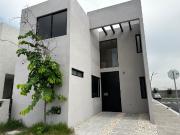 Casa en Esquina en Querétaro con Recámara Principal en...