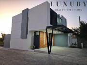 Casa en Esquina en Venta en Coto Privado en Colima